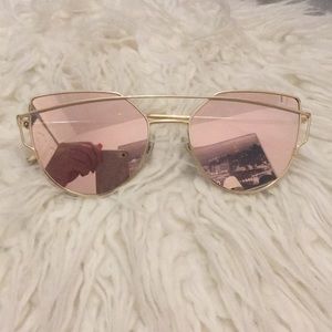 Trendy cat eye sunglasses in rose gold